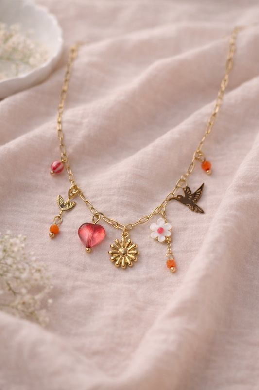 Collier doré à charms fleur, cœurs et oiseau porte-bonheur