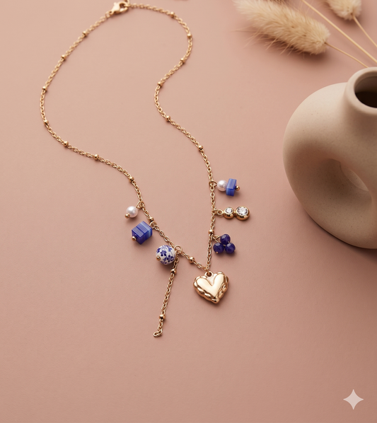 Collier doré à breloques bleues et cœur central