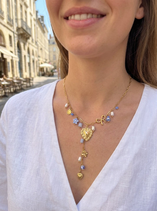 Collier doré en Y à charms cœur ex-voto et breloques bleues