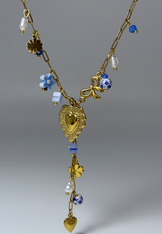 Collier doré en Y à charms cœur ex-voto et breloques bleues