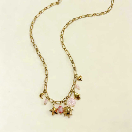 Collier doré à maillons ovales orné de charms célestes et trèfle à quatre feuilles roses