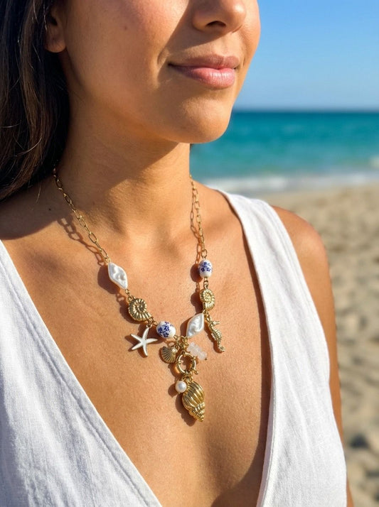 Collier doré charms marins avec perles et porcelaine bleue