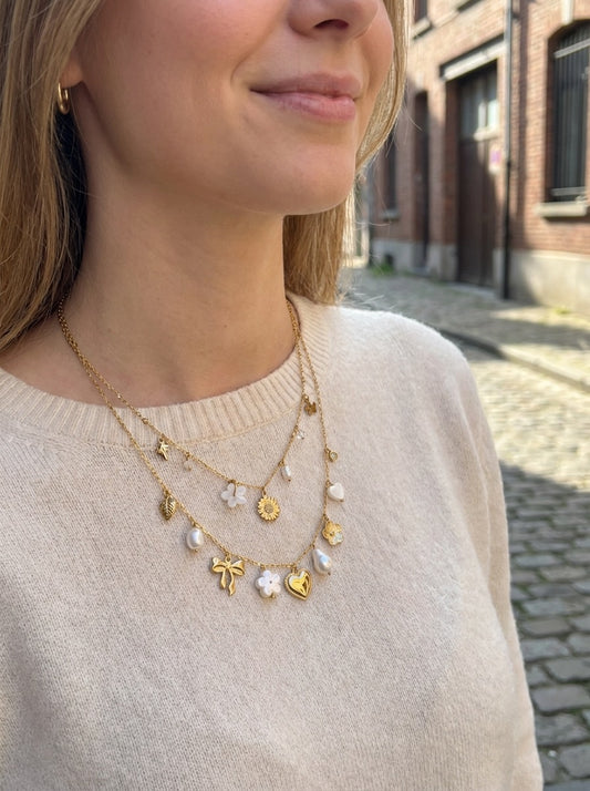Collier doré double rang à charms floraux, cœur et perles