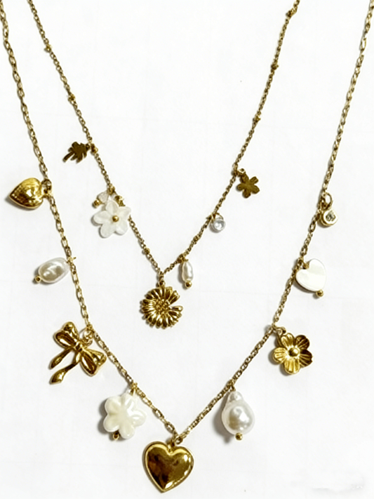 Collier doré double rang à charms floraux, cœur et perles