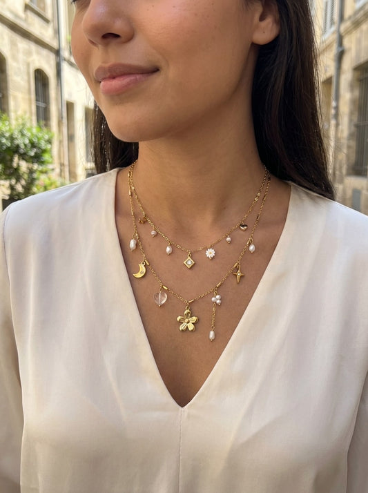 Collier doré double rang à charms célestes, fleurs et perles