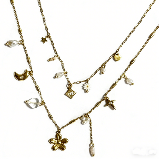 Collier doré double rang à charms célestes, fleurs et perles