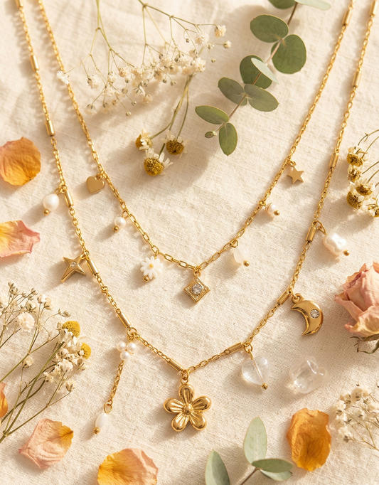 Collier doré double rang à charms célestes, fleurs et perles
