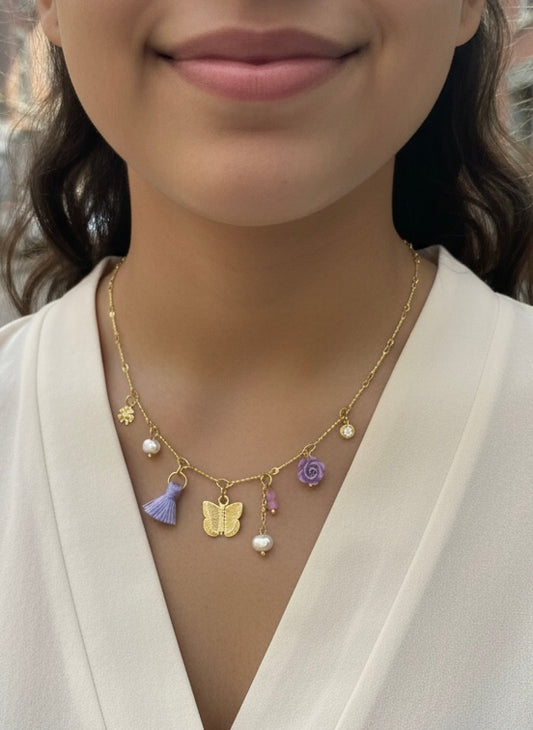 Collier doré fin à charms papillon et fleurs violettes