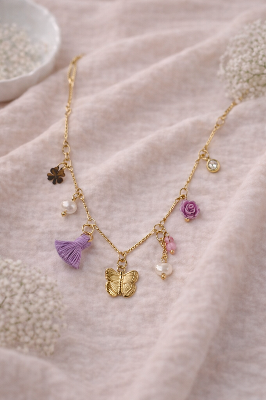 Collier doré fin à charms papillon et fleurs violettes