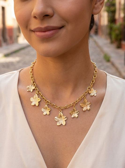 Collier doré à chaîne épaisse et sept fleurs texturées