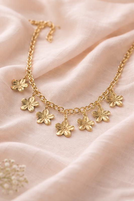 Collier doré à chaîne épaisse et sept fleurs texturées