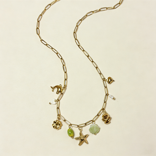 Collier doré à maillons ovales orné de charms marins et perles vertes