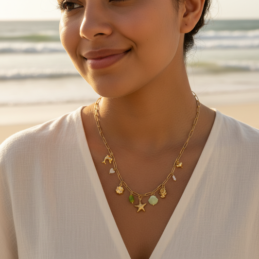 Collier doré à maillons ovales orné de charms marins et perles vertes