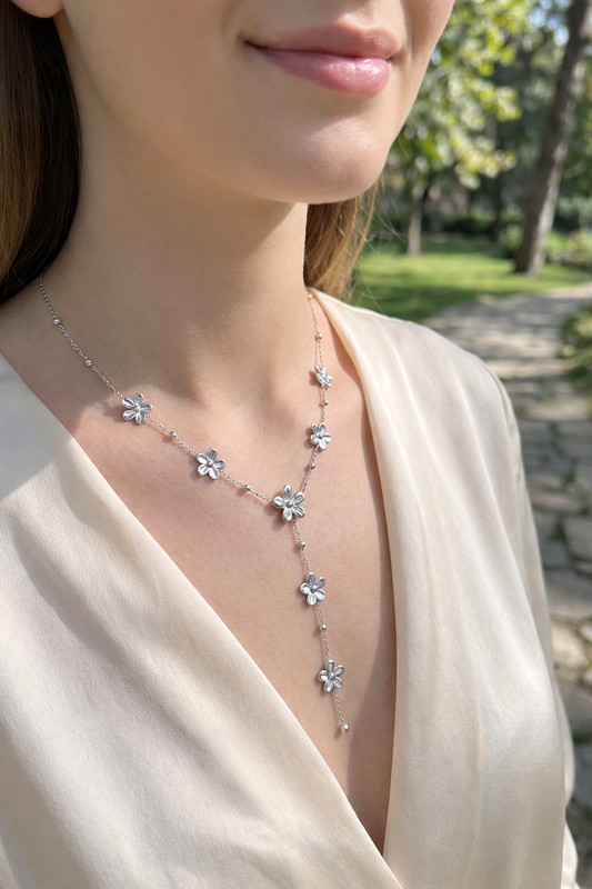 Collier en Y à chaîne fine et fleurs