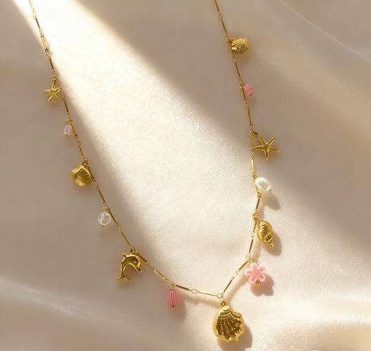 Collier sautoir chaîne dorée fine avec breloques roses pastel