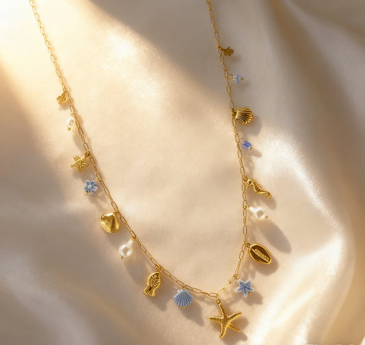 Collier sautoir chaîne dorée fine avec breloques bleues pastel