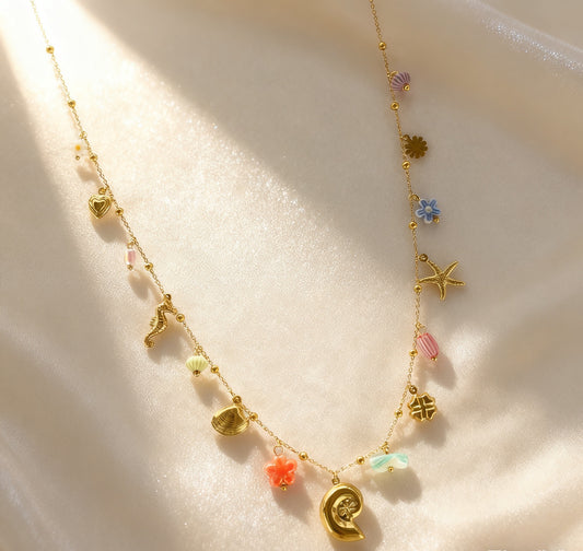 Collier sautoir chaîne dorée fine avec breloques multicolore pastel