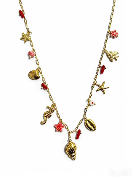 Collier sautoir chaîne dorée fine avec breloques rouge coquillage