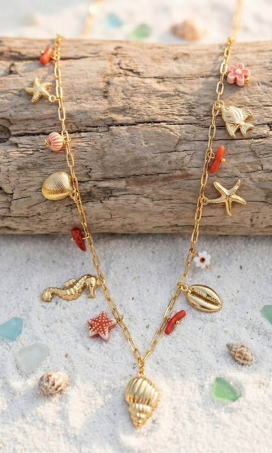 Collier sautoir chaîne dorée fine avec breloques rouge coquillage