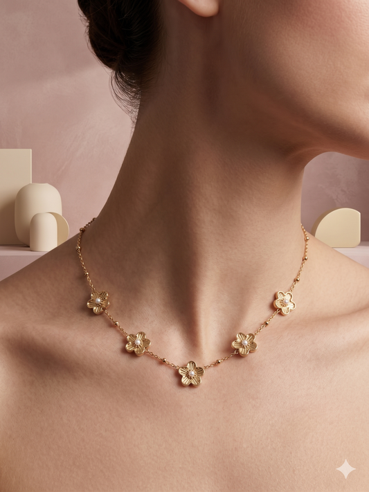 Collier doré à cinq fleurs minimalistes avec perle centrale