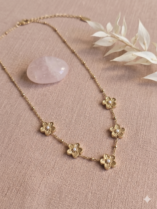 Collier doré à cinq fleurs minimalistes avec perle centrale