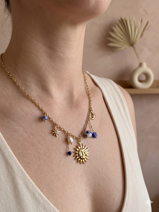 Collier doré astres célestes et perles bleues