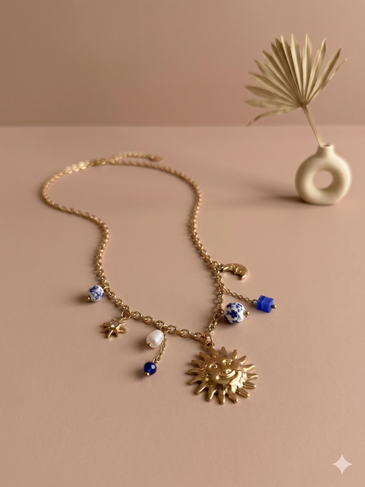 Collier doré astres célestes et perles bleues