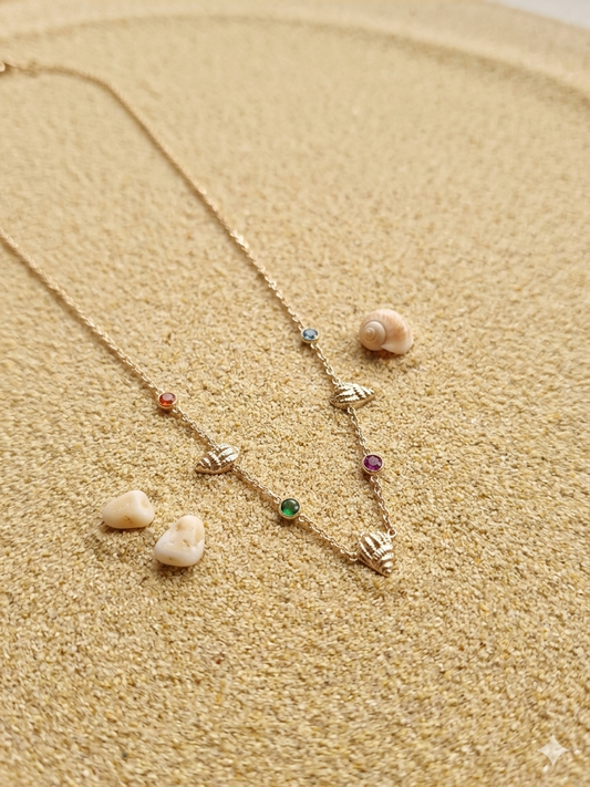 Collier doré à coquillages marins et cristaux colorés
