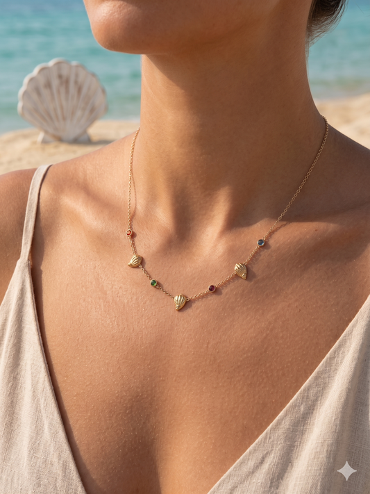 Collier doré à coquillages marins et cristaux colorés