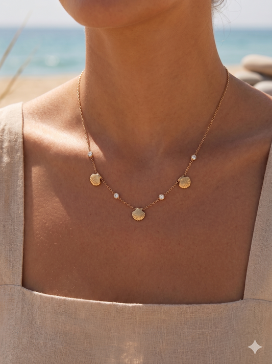 Collier doré à coquillages marins et strass