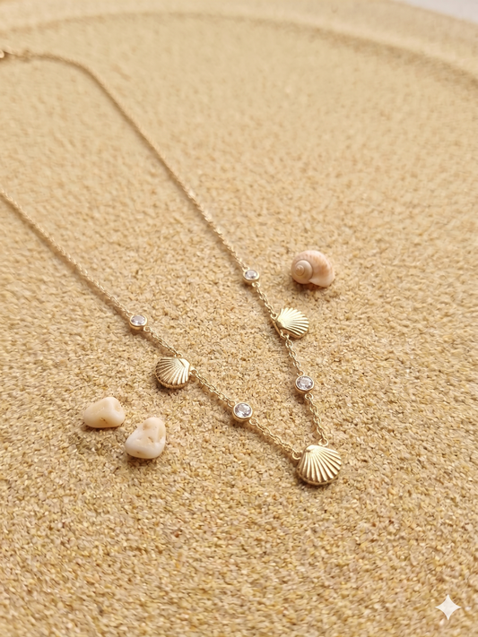 Collier doré à coquillages marins et strass