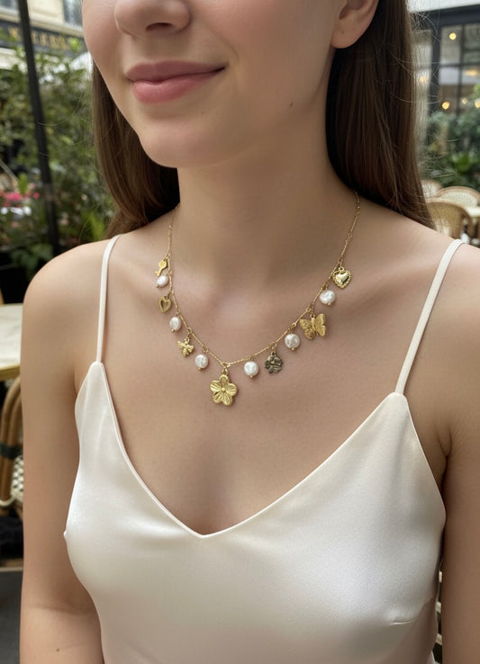 Collier doré fin à breloques florales, papillons et perles