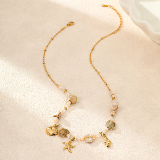 Collier doré pierres beiges et coquillages artificiels
