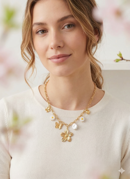 Collier doré à charms fleurs et papillon