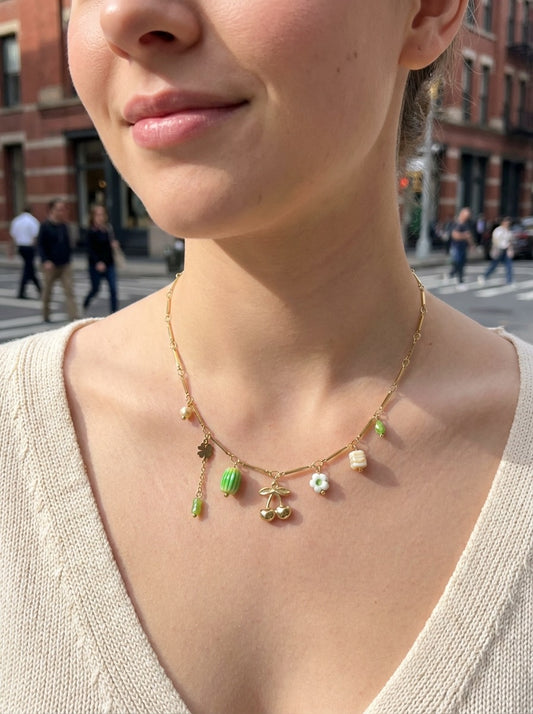 Collier doré chaîne bambou à cerise et pierres vertes