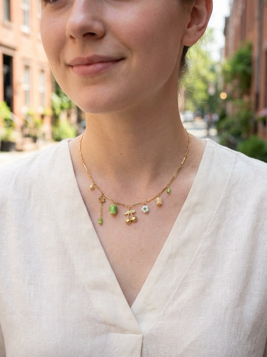 Collier doré chaîne bambou à cerise et pierres vertes