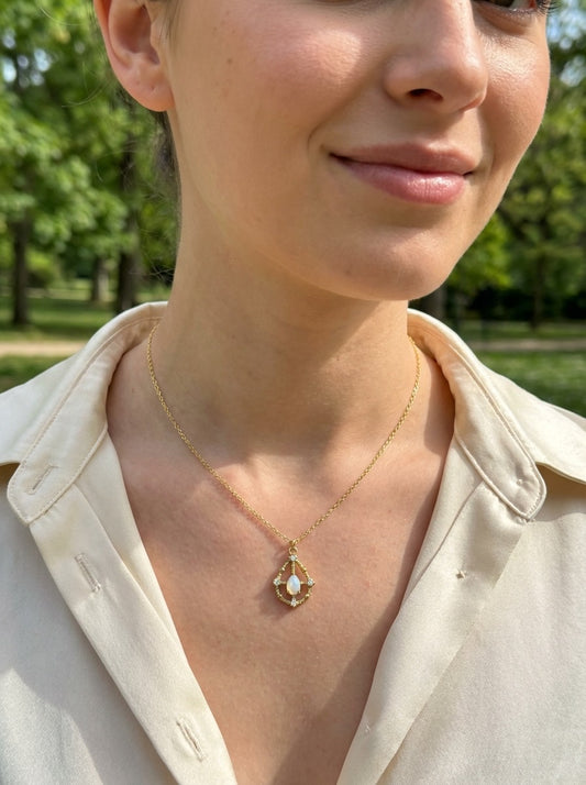 Collier doré fin à pendentif goutte serti et perle nacrée