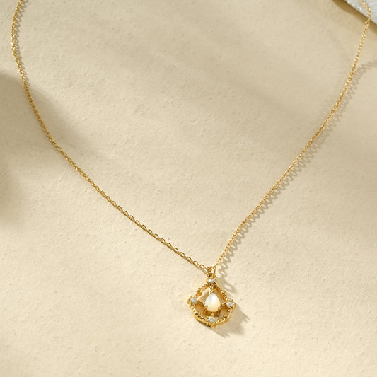 Collier doré fin à pendentif goutte serti et perle nacrée