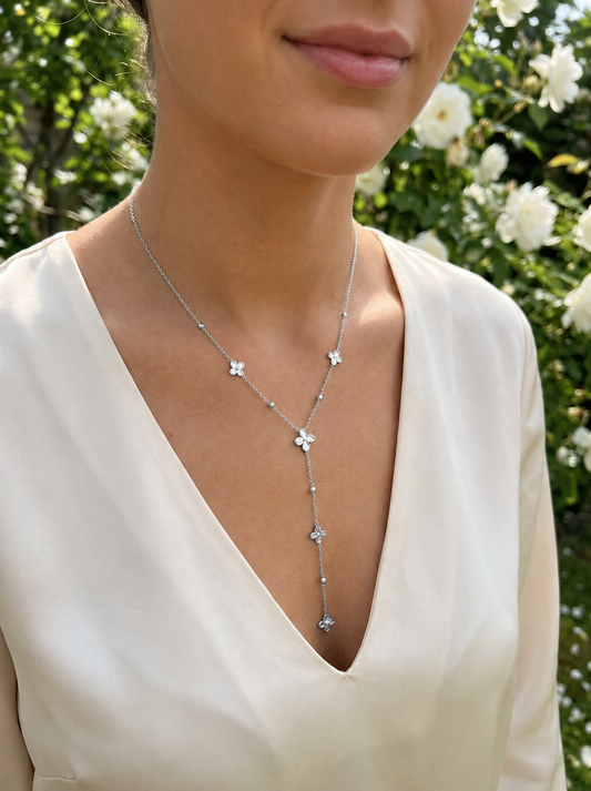 Collier chaîne fine en Y à trèfles martelés