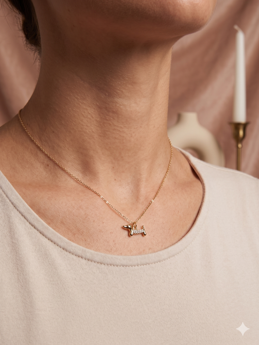 Collier fin à pendentif teckel en strass
