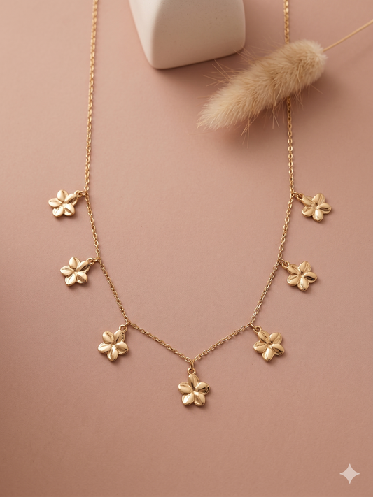 Collier orné de sept fleurs martelées