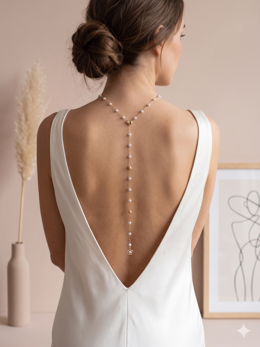 Chaîne de dos dorée à perles, billes texturées et pendentif fleur