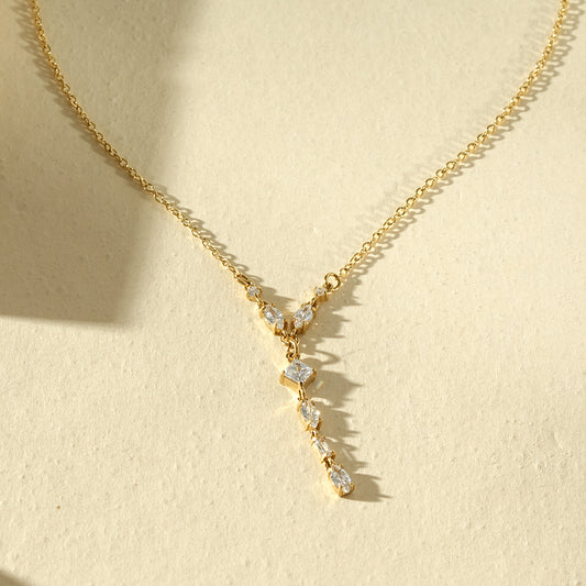 Collier chaîne fine pendentif serti
