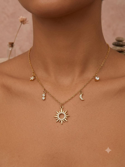 Collier soleil et breloques serties