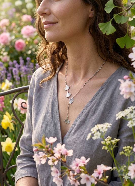 Collier chaîne fine pendentifs ginkgo cascade