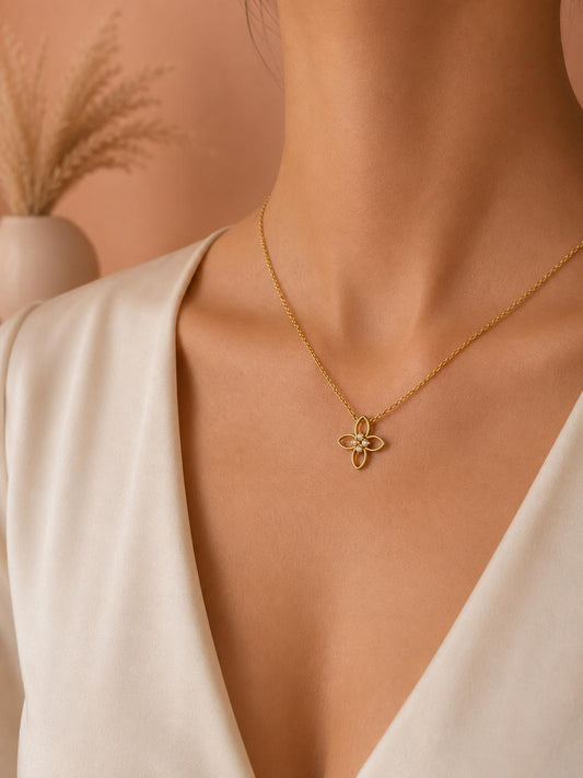 Collier pendentif fleur ajourée serti