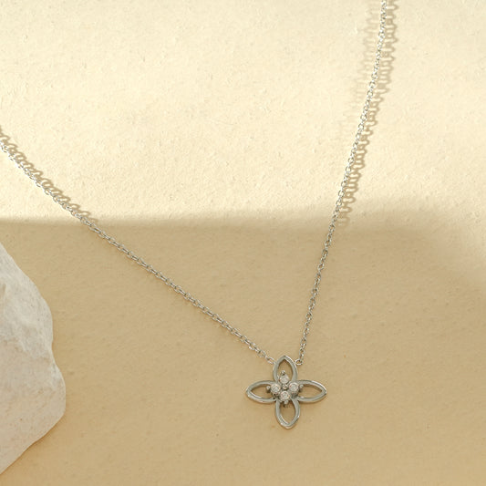 Collier pendentif fleur ajourée serti