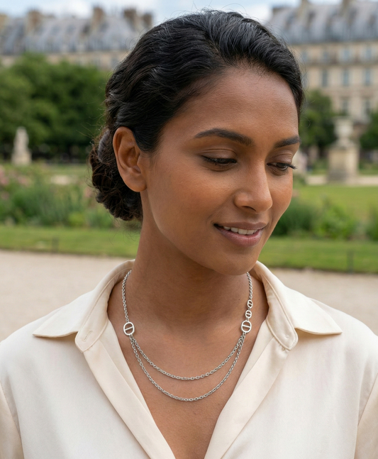 Collier à double chaîne et détails ovales modernes