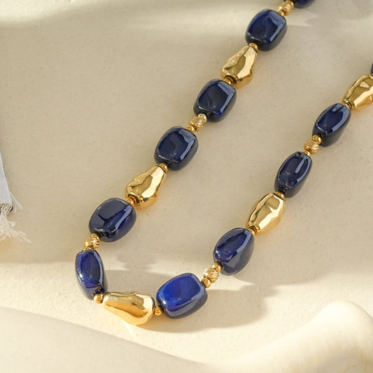 Collier en résine et perles dorées en acier
