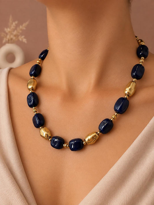 Collier en résine et perles dorées en acier